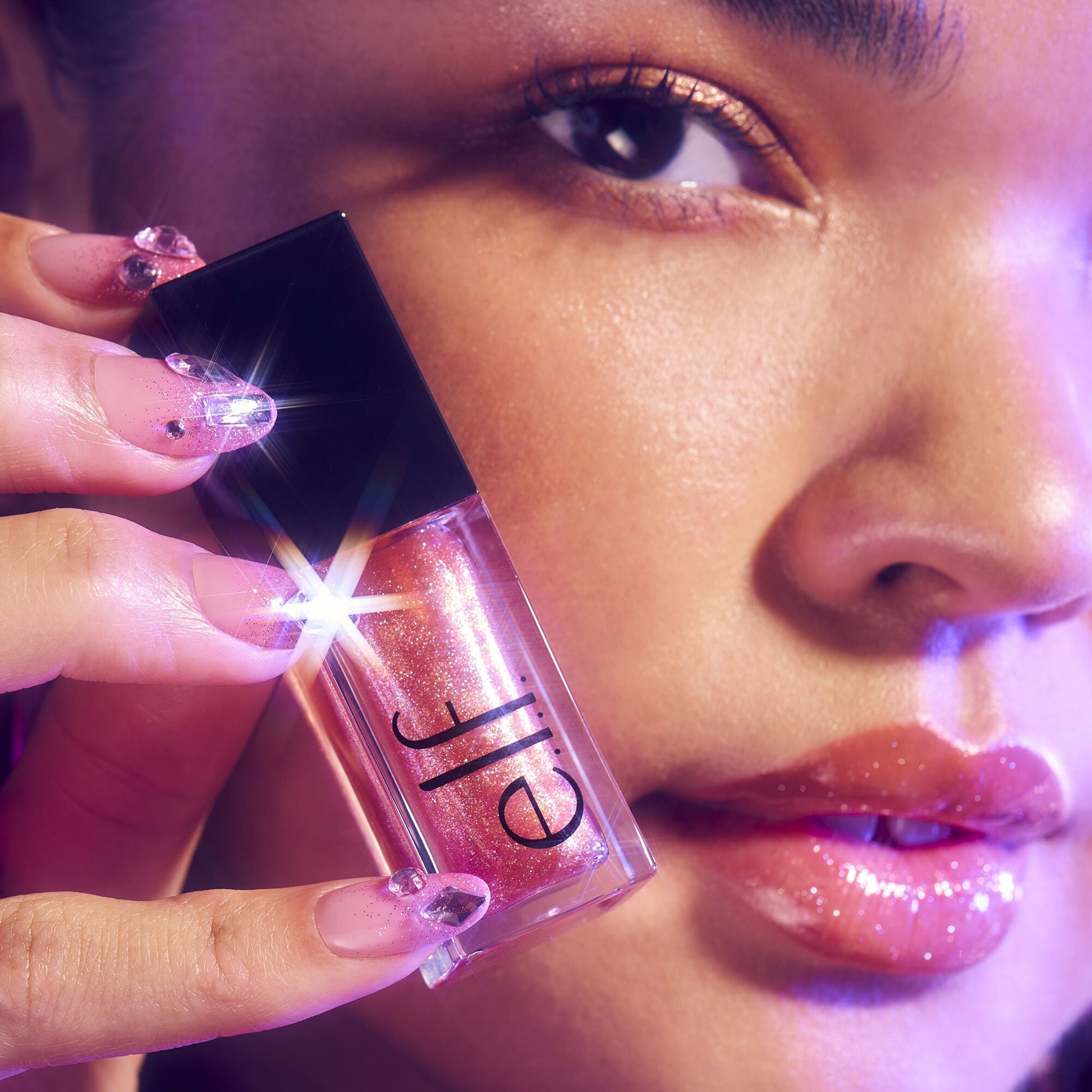 glow-reviver-plumping-lip-oil-z3 072225_Breanna_LipPlump_0391_2000x2000_0613e084-a418-44f9-b40d-c461b7a4b6db.jpg