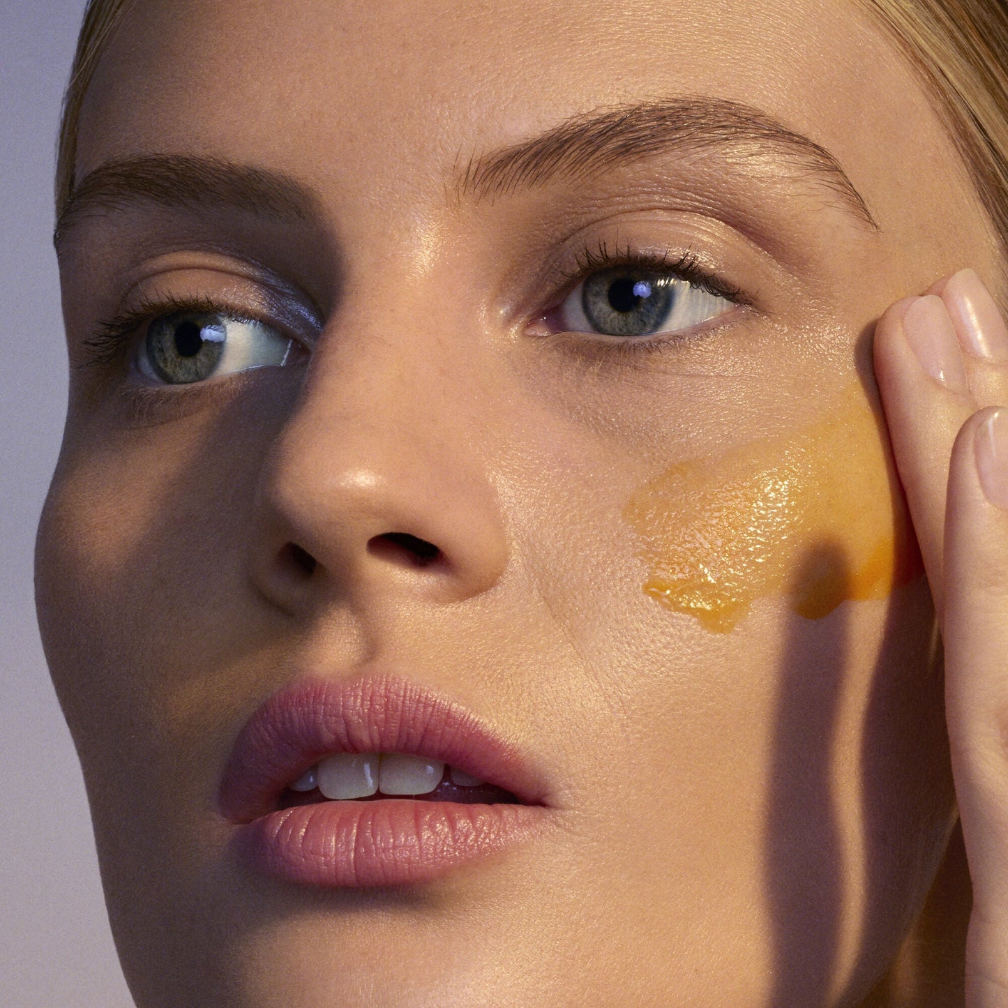 youth-boosting-advanced-night-retinoid-serum-regular-a2 080222_Florence_ANR_0403_IGF_V2.jpg