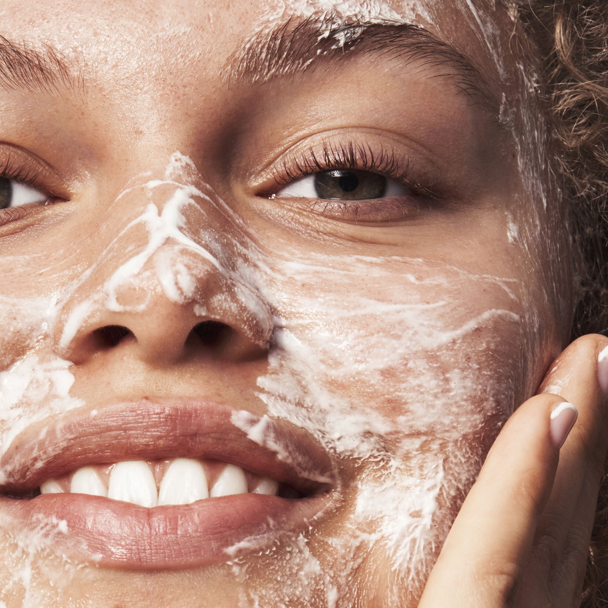 blemish-breakthrough-acne-clarifying-cleanser-p8 121321_Marley-Acne-Regimen_0117_FINAL_IGF.jpg
