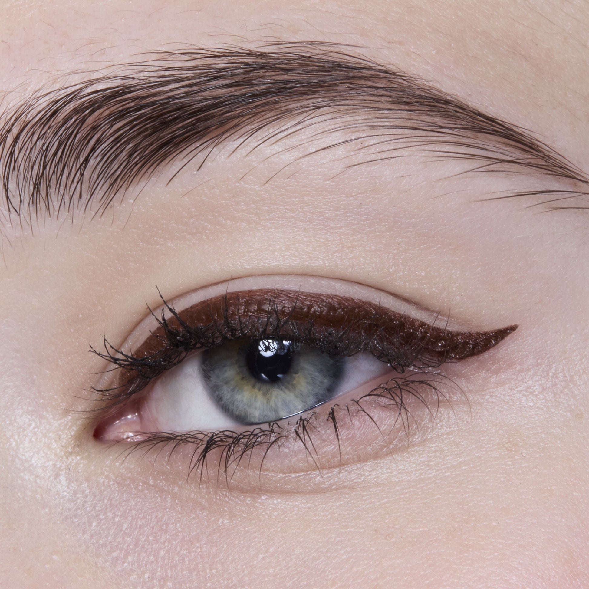 h2o-proof-eyeliner-pen-o6 81606_H20_PROOF_EYELINER_20PEN_CHESTNUT_MOM_BROWN_JORDAN_0029_v3.jpg