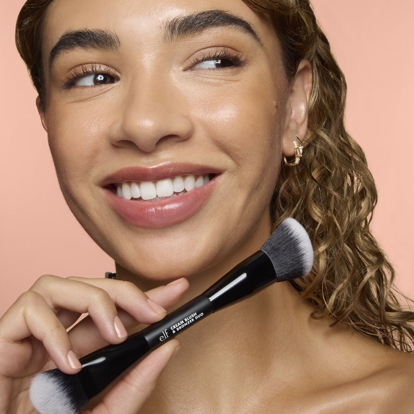 cream-blush-and-bronzer-duo-brush-s4 83857_CREAM_BLUSH_BRONZER_DUO_BRUSH_Q4_Alyssa_0103_V3_7510f340-cab5-4e94-b40f-1ad3f84fd183.jpg